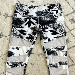 LULULEMON Black & White sketched floral capri cropped leggings - Size 6